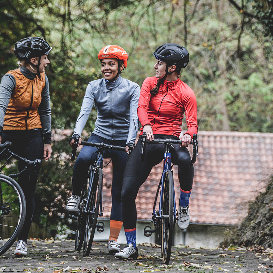 Trois cyclistes discutant à un arrêt