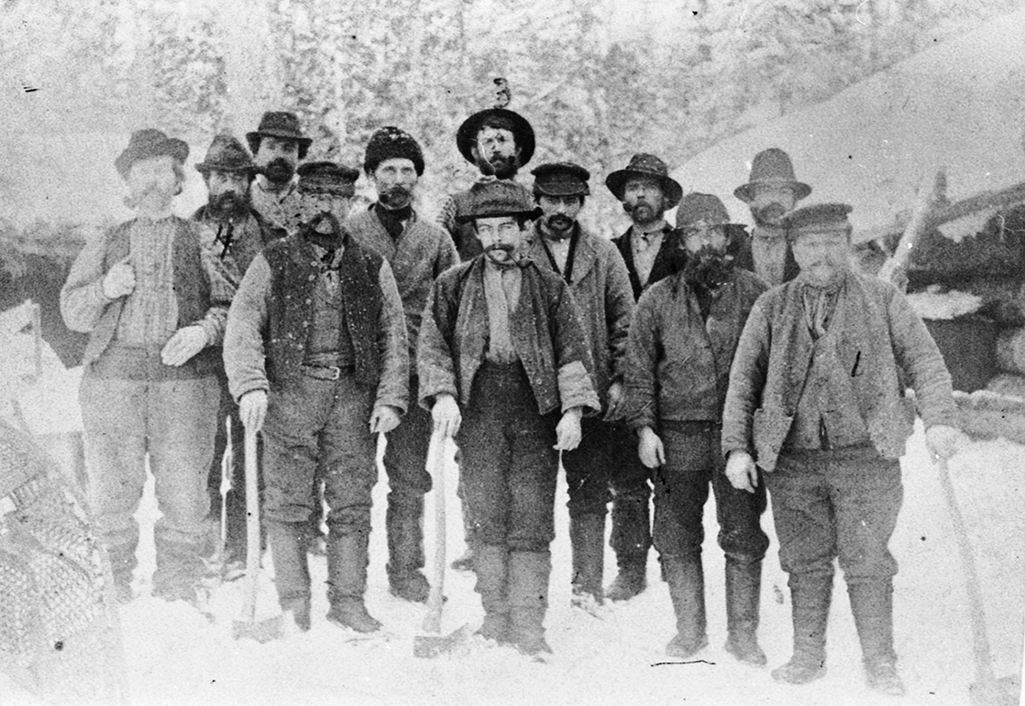 Des bûcherons de Leclercville dans la Forêt de la Seigneurie de Lotbinière vers 1890. © Hélène Lemay et la Société Patrimoine et Histoire des Seigneuries de Lotbinière